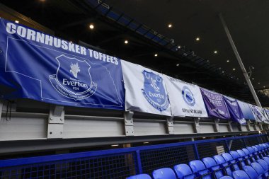 Premier Lig karşılaşması öncesinde stadyumdaki Everton sancakları Goodison Park, Liverpool 'da Everton Tottenham Hotspur' a karşı, 3 Şubat 202