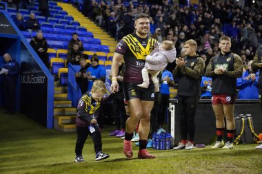 Warrington Wolves 'tan Joe Philbin, 3 Şubat 202' de Warrington Wolves, Halliwell Jones Stadyumu 'nda Leigh Leopards' a karşı oynadığı Rugby Ligi 'ndeki Joe Philbin Tanıklık maçı öncesinde çocuklarıyla birlikte çıktı.