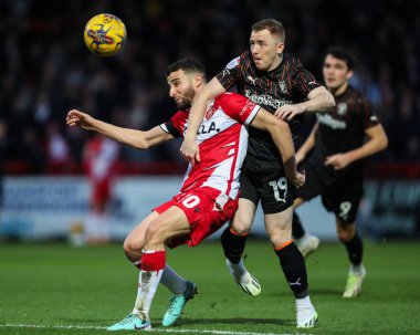 Stevenage 'den Aaron Pressley ve Blackpool' dan Shayne Lavery 3 Şubat 2024 'te Lamex Stevenage, İngiltere' deki Stevenage-Blackpool maçında top için mücadele ettiler.