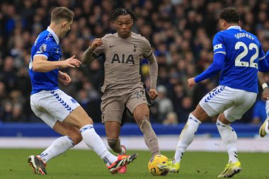 Tottenham Hotspur 'dan Destiny Udogie, Everton - Tottenham Hotspur Premier Lig karşılaşmasında Ben Godfrey tarafından 3 Şubat 202' de Goodison Park, Liverpool 'da oynanan karşılaşmaya davet edildi.