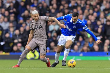 Everton 'dan Dwight McNeil, 3 Şubat 202' de Goodison Park, Liverpool 'da oynanan Premier League karşılaşmasında Tottenham Hotspur' dan Richarlison 'a meydan okudu.