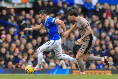 Everton 'dan Jack Harrison, 3 Şubat 202' de Goodison Park, Liverpool 'da oynanan Premier League maçında Tottenham Hotspur' a karşı Tottenham maçında Tottenham Hotspur 'dan Pierre-Emile Hojbjerg' e koşuyor.