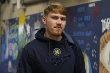 Warrington Wolves 'tan Nolan Tupaea, 3 Şubat 202' de Warrington, İngiltere 'deki Halliwell Jones Stadyumu' nda oynanan Rugby Ligi Joe Philbin Tanıklık maçı öncesinde stadyuma geldi.