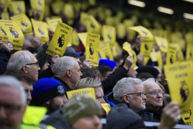 Everton taraftarları, İngiltere 'nin Liverpool kenti Goodison Park' ta oynanan Premier League maçının 10. dakikasında Everton Tottenham Hotspur 'a karşı protesto kartlarını kaldırdı.