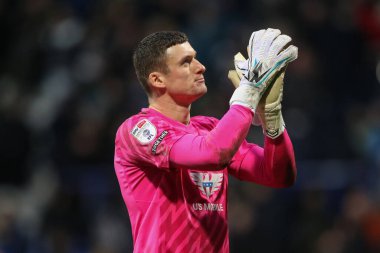 Barnsley 'li Liam Roberts, 3 Şubat 202' de İngiltere 'nin Bolton Stadyumu' nda oynanan 1-1 'lik Sky Bet Lig 1 karşılaşmasında Bolton Wanderers' ın Barnsley 'e karşı oynadığı maçı izleyen taraftarları alkışlıyor.