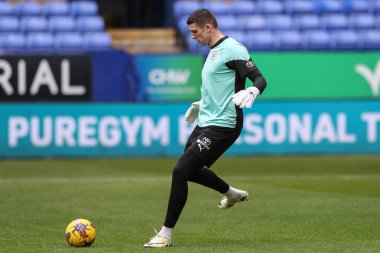 Maç öncesi ısınma oturumunda Barnsley 'den Liam Roberts, 3 Şubat 202' de İngiltere 'deki Toughsheet Community Stadyumu' nda Bolton Wanderers - Barnsley maçında