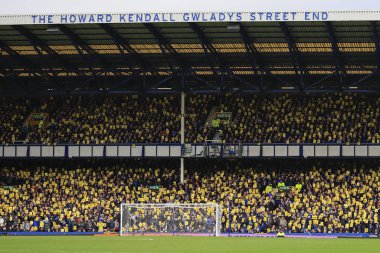 Everton taraftarları, İngiltere 'nin Liverpool kenti Goodison Park' ta oynanan Premier League maçının 10. dakikasında Everton Tottenham Hotspur 'a karşı protesto kartlarını kaldırdı.