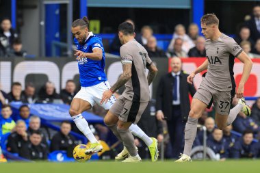 Everton 'dan Dominic Calvert-Lewin, 3 Şubat 202' de Goodison Park, Liverpool 'da oynanan Premier League karşılaşmasında Tottenham Hotspur' dan Cristian Romero 'yu geçiyor.
