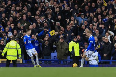 Everton 'dan Jarrad Branthwaite, İngiltere' nin Liverpool kenti Goodison Park 'ta oynanan Premier League maçında Everton Tottenham Hotspur' a karşı 2-2 'lik skoru kutluyor.