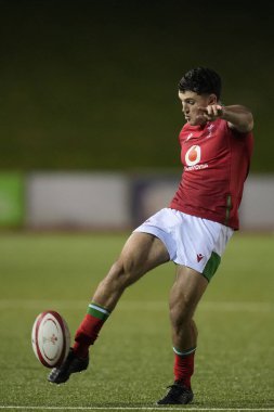 Galler 'den Harri Wilde U20' nin 2024 Guinness U20 'si ile İskoçya U20' leri arasında Stadiwm CSM, Colwyn Bay, Birleşik Krallık, 2 Şubat 202 'de oynanan karşılaşma sırasında dokunmak için attığı tekmeler.