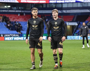 Barnsley 'den John Mcatee ve Barnsley' den Luca Connell, 3 Şubat 202 'de İngiltere' deki Toughsheet Community Stadyumu 'nda oynanan Sky Bet 1 maçında Bolton Wanderers' ın Barnsley 'e karşı oynadığı son ıslık çaldıktan sonra sahadan ayrılırken konuştular.
