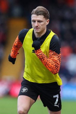 Blackpool 'dan George Byers, 3 Şubat 202' de İngiltere 'nin Stevenage-Blackpool maçında ısınıyor.