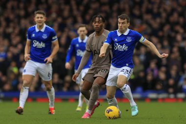Everton 'dan Seamus Coleman, 3 Şubat 202' de Goodison Park, Liverpool 'da oynanan Premier League maçında topu kontrol ediyor.