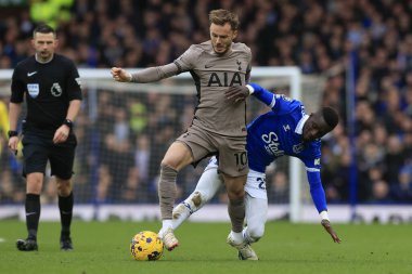 Tottenham Hotspur 'dan James Maddison ve Everton' dan Idrissa Gueye Premier Lig karşılaşmasında Everton Tottenham Hotspur 'a karşı Goodison Park, Liverpool, Birleşik Krallık, 3 Şubat 202' de oynadılar.