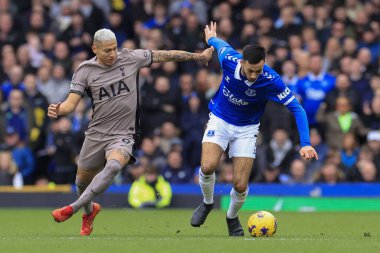 Everton 'dan Dwight McNeil, 3 Şubat 202' de Goodison Park, Liverpool 'da oynanan Premier League karşılaşmasında Tottenham Hotspur' dan Richarlison 'a meydan okudu.
