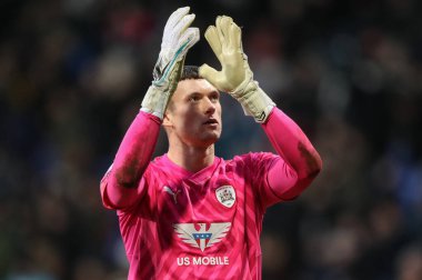 Barnsley 'li Liam Roberts, 3 Şubat 202' de İngiltere 'nin Bolton Stadyumu' nda oynanan 1-1 'lik Sky Bet Lig 1 karşılaşmasında Bolton Wanderers' ın Barnsley 'e karşı oynadığı maçı izleyen taraftarları alkışlıyor.