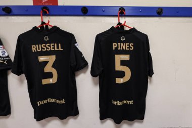 Barnsley 'den Jon Russell ve Barnsley' den Donovan Pines 'ın formaları 3 Şubat 202' de İngiltere 'deki Toughsheet Community Stadyumu' nda Bolton Wanderers - Barnsley maçında giyildi.