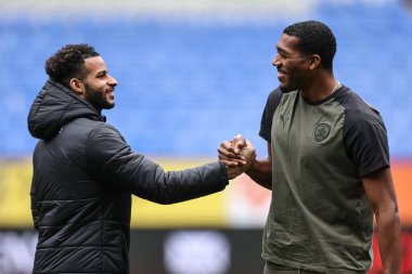 Barnsley 'den Barry Cotter, 3 Şubat 202' de İngiltere 'nin Bolton Stadyumu' ndaki Bolton Wanderers-Barnsley maçına gelirken Barnsley 'li Donovan Pines' ı yendi.