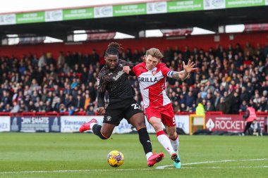 Blackpool 'dan Kylian Kouassi, Stevenage - Blackpool maçında Stevenage - Stevenage maçı sırasında Stevenage maçında Stevenage' den Carl Piergianni 'yi durdurdu.
