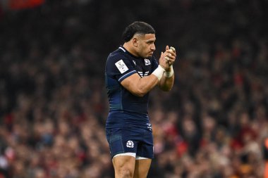 İskoçyalı Sione Tuipulotu, 3 Şubat 202 'de İngiltere' nin Cardiff kentindeki Principality Stadyumu 'nda oynanan 2024 Guinness 6 Milletler Galler - İskoçya maçında kendisini alkışlıyor.