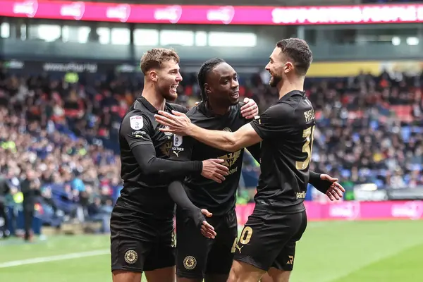 Barnsley 'li Devante Cole, 3 Şubat 202' de İngiltere 'deki Toughsheet Community Stadyumu' nda oynanan 1. Gökyüzü İddia Ligi karşılaşmasında Bolton Wanderers ile Barnsley maçında 0-1 kazanma golünü kutluyor.