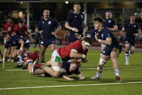 Galler U20 'den Morgan Morse, İskoçya U20' nin 2024 Guinness U20 maçında İskoçya U20 'lere karşı Stadiwm CSM, Colwyn Bay, Birleşik Krallık' ta 2 Şubat 202 'de oynanan maçta gol atmak için İskoçya U20' nin savunmasını geçti.