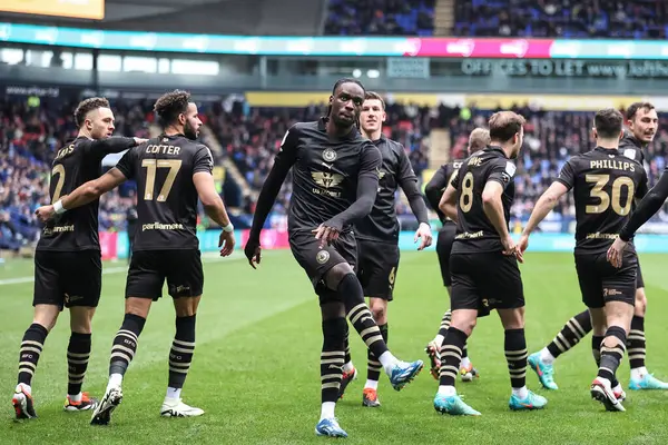 Barnsley 'li Devante Cole, 3 Şubat 202' de İngiltere 'deki Toughsheet Community Stadyumu' nda oynanan 1. Gökyüzü İddia Ligi karşılaşmasında Bolton Wanderers ile Barnsley maçında 0-1 kazanma golünü kutluyor.
