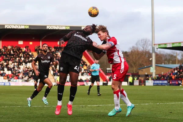 Blackpool 'dan Kylian Kouassi ve Stevenage Ligi 1 maçında Stevenage - Blackpool maçı sırasında Stevenage - Lamex Stevenage, İngiltere, 3 Şubat 202