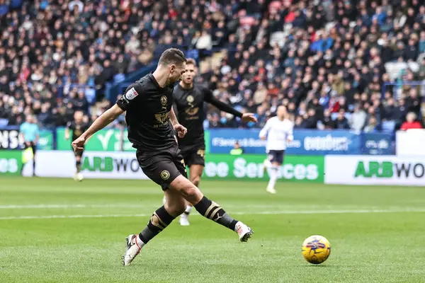 Barnsley 'li Adam Phillips, 3 Şubat 202' de İngiltere 'nin Toughsheet Community Stadyumu' nda Bolton Wanderers 'a karşı oynanan 1.