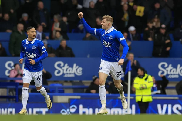 Everton 'dan Jarrad Branthwaite, İngiltere' nin Liverpool kenti Goodison Park 'ta oynanan Premier League maçında Everton Tottenham Hotspur' a karşı 2-2 'lik skoru kutluyor.