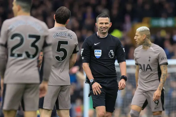 Hakem Michael Oliver, 3 Şubat 202 'de Goodison Park, Liverpool' da oynanan Premier League maçında Tottenham Hotspur 'a karşı oynanan maçta Tottenham Hotspur' dan Pierre-Emile Hojbjerg ile gülüşünü paylaşıyor.