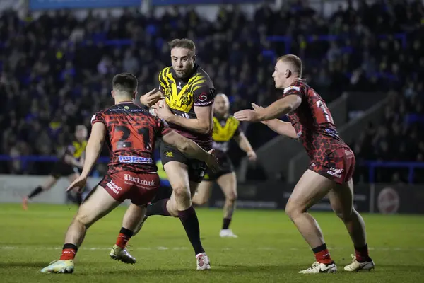 Warrington Wolves 'dan James Harrison, 3 Şubat 202' de Warrington, İngiltere 'deki Halliwell Jones Stadyumu' nda oynanan Rugby Ligi Joe Philbin Tanıklık Maçı 'nda Leoparların savunmasında yarıştı.