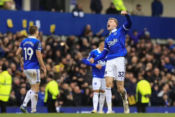 Everton 'dan Jarrad Branthwaite, İngiltere' nin Liverpool kenti Goodison Park 'ta oynanan Premier League maçında Everton Tottenham Hotspur' a karşı 2-2 'lik skoru kutluyor.