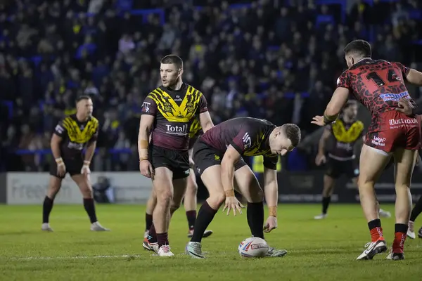 Warrington Wolves 'tan Danny Walker, 3 Şubat 202' de Warrington, Warrington 'da oynanan Rugby Ligi Joe Philbin Tanıklık Maçı' nda top karşısında Warrington Wolves, Leigh Leopards 'a karşı oynuyor.