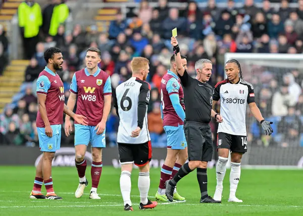 Hakem Darren Bond, Fulham 'dan Harrison Reed' e Premier Lig maçında Burnley Fulham 'a karşı 3 Şubat 202' de oynanan Turf Moor, Burnley, İngiltere maçında ilk sarı kartını verdi.