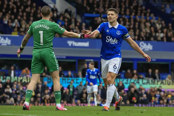 Everton 'dan James Tarkowski ve Everton' dan Jordan Pickford, 3 Şubat 202 'de Goodison Park, Liverpool' da oynanan Premier League maçında Everton Tottenham Hotspur 'a karşı oynadıkları maçı kıl payı kaçırdılar.
