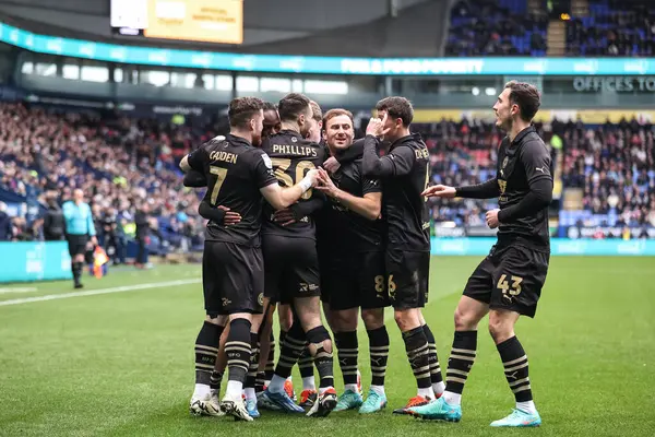 Barnsley 'li Devante Cole, 3 Şubat 202' de İngiltere 'deki Toughsheet Community Stadyumu' nda oynanan 1. Gökyüzü İddia Ligi karşılaşmasında Bolton Wanderers ile Barnsley maçında 0-1 kazanma golünü kutluyor.
