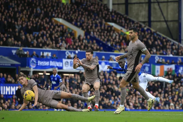 Everton 'dan Idrissa Gueye, 3 Şubat 202' de Goodison Park, Liverpool 'da oynanan Premier League maçında Tottenham Hotspur' a karşı gol atma şansı yakaladı.