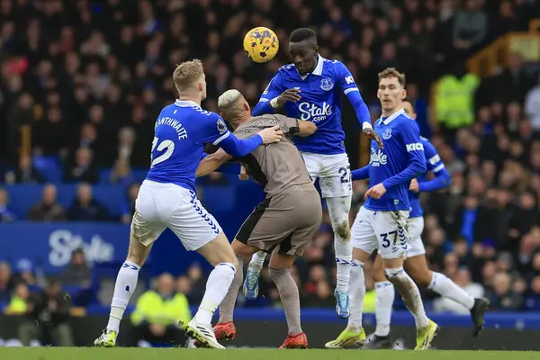 Everton 'dan Idrissa Gueye, İngiltere' nin Liverpool kenti Goodison Park 'ta oynanan Everton Tottenham Hotspur maçında topu açık farkla önde götürüyor.