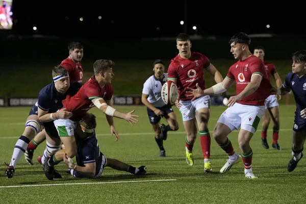 Galler 'den Ieuan Davies U-20' ler topu Galler 'den Harri Ackerman' a 2024 Guinness U20 'de 6 ulus Galler' e karşı İskoçya U20 'ler Stadiwm CSM, Colwyn Bay, Birleşik Krallık' ta 2 Şubat 202