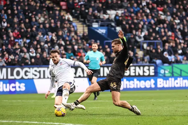 Barnsley takımından John Mcatee, 3 Şubat 202 'de İngiltere' nin Bolton Stadyumu 'nda Bolton Wanderers ile Barnsley maçında maç yapıyor.