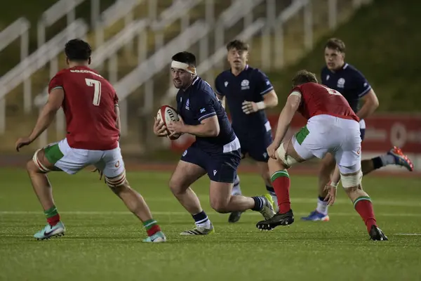 İskoçya U20 'den Jerry Blyth-Lafferty, Galler' den Lucas de la Rua 'da 2024 Guinness U20-6 Uluslar arası Galler - İskoçya U20 karşılaşması sırasında Stadyum CSM, Colwyn Bay, Birleşik Krallık, 2 Şubat 202
