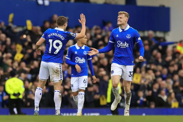 Everton 'dan Jarrad Branthwaite, İngiltere' nin Liverpool kenti Goodison Park 'ta oynanan Premier League maçında Everton Tottenham Hotspur' a karşı 2-2 'lik skoru kutluyor.