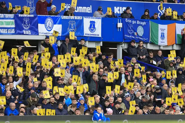 Everton taraftarları, İngiltere 'nin Liverpool kenti Goodison Park' ta oynanan Premier League maçının 10. dakikasında Everton Tottenham Hotspur 'a karşı protesto kartlarını kaldırdı.