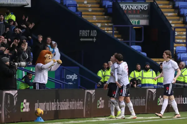 Bolton Wanderers takımından Zac Ashworth, 3 Şubat 202 'de İngiltere' nin Bolton Stadyumu 'nda Bolton Wanderers ile Barnsley arasındaki Sky Bet 1 maçında 1-1' lik galibiyet golünü kutluyor.