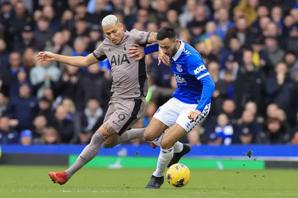 Everton 'dan Dwight McNeil, 3 Şubat 202' de Goodison Park, Liverpool 'da oynanan Premier League karşılaşmasında Tottenham Hotspur' dan Richarlison 'a meydan okudu.