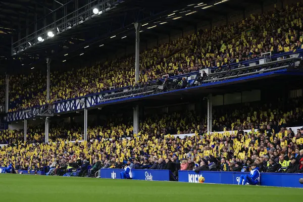 Everton taraftarları, İngiltere 'nin Liverpool kenti Goodison Park' ta oynanan Premier League maçının 10. dakikasında Everton Tottenham Hotspur 'a karşı protesto kartlarını kaldırdı.