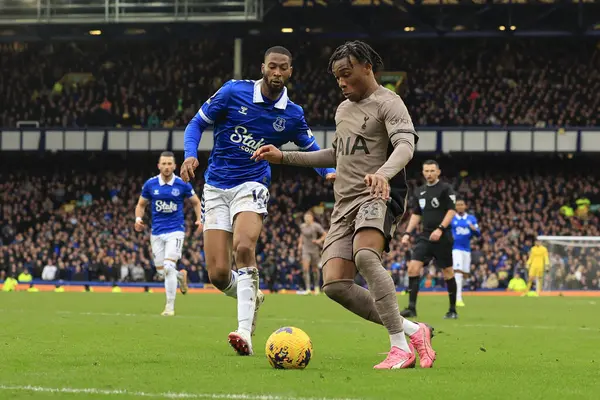 Tottenham Hotspur 'dan Destiny Udogie, Everton ve Tottenham Hotspur' un 3 Şubat 202 'de Goodison Park, Liverpool' da oynanan Premier League karşılaşmasında Everton 'dan Beto' ya meydan okudu.