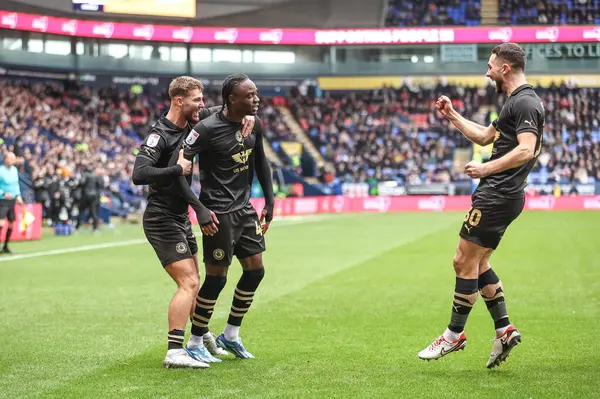 Barnsley 'li Devante Cole, 3 Şubat 202' de İngiltere 'deki Toughsheet Community Stadyumu' nda oynanan 1. Gökyüzü İddia Ligi karşılaşmasında Bolton Wanderers ile Barnsley maçında 0-1 kazanma golünü kutluyor.