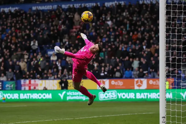 Barnsley 'den Liam Roberts, 3 Şubat 202' de İngiltere 'deki Toughsheet Community Stadyumu' nda Bolton Wanderers 'ın Barnsley' e karşı oynadığı Sky Bet 1 karşılaşmasında bir kurtarış yaptı.